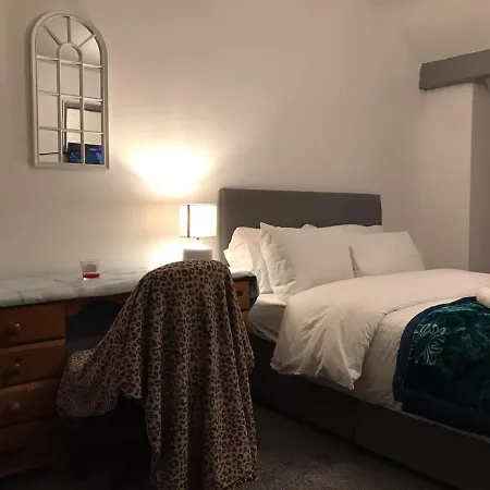 The Skipton - The Hideaway Guest house *